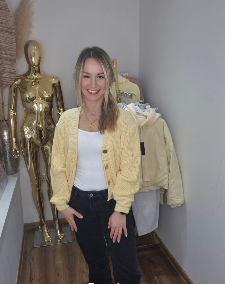 Buttoned Cardigan Vanilla - Image 4