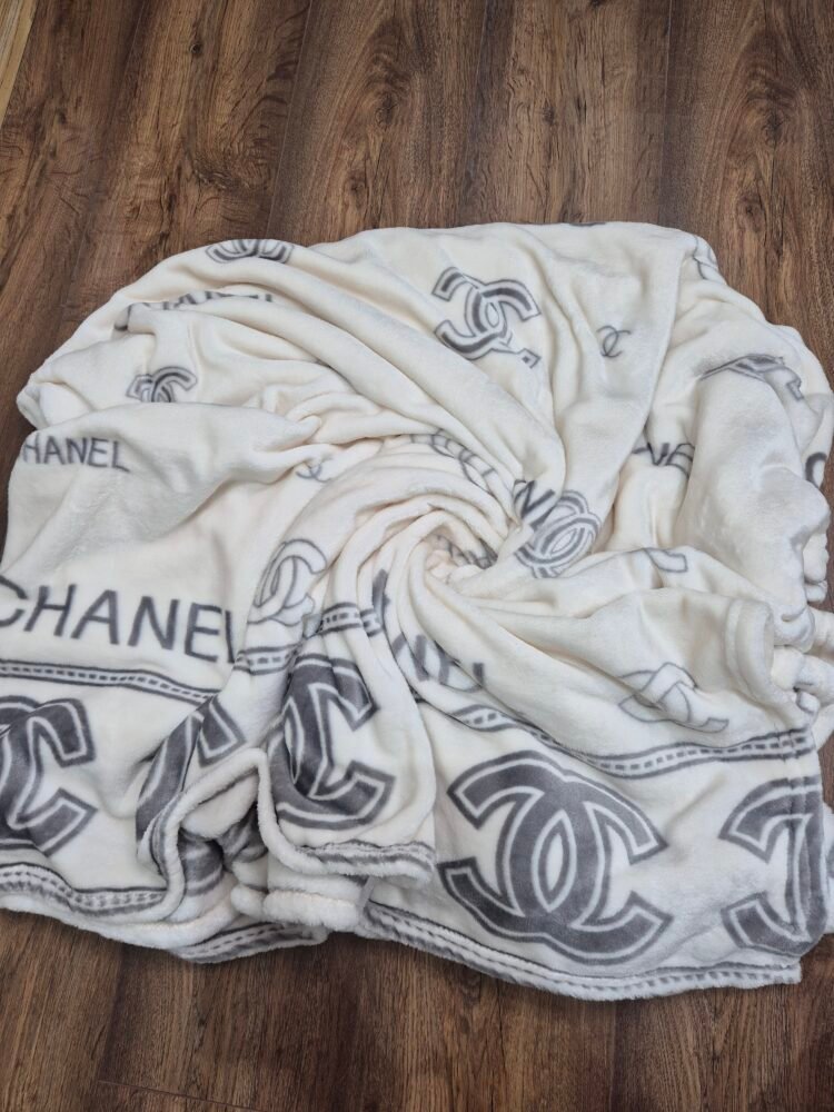Soft Luxury Blanket Chanel - Image 3