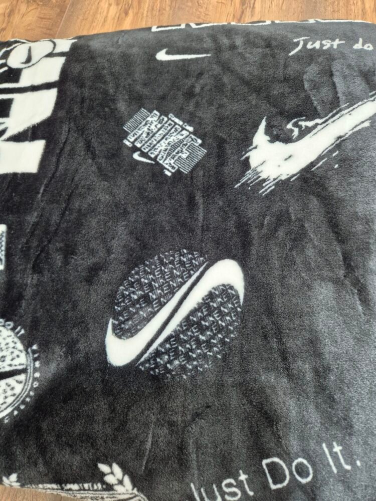 Soft Luxury Blanket Nike - Image 2
