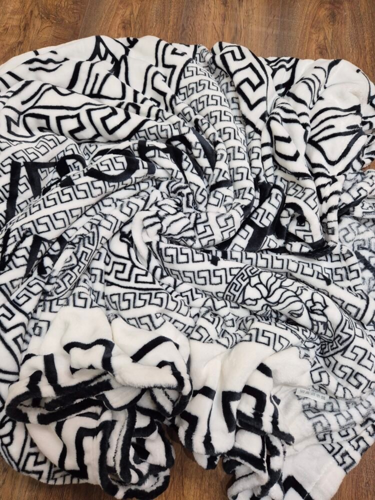 Soft Luxury Blanket Versace - Image 3