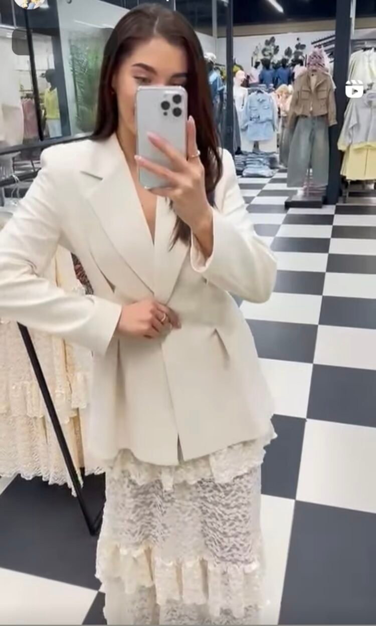 Elegant Lace Skirt Cream - Image 2