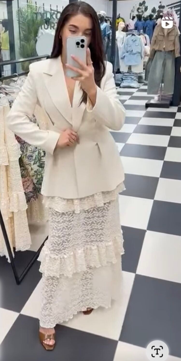 Elegant Lace Skirt Cream - Image 4