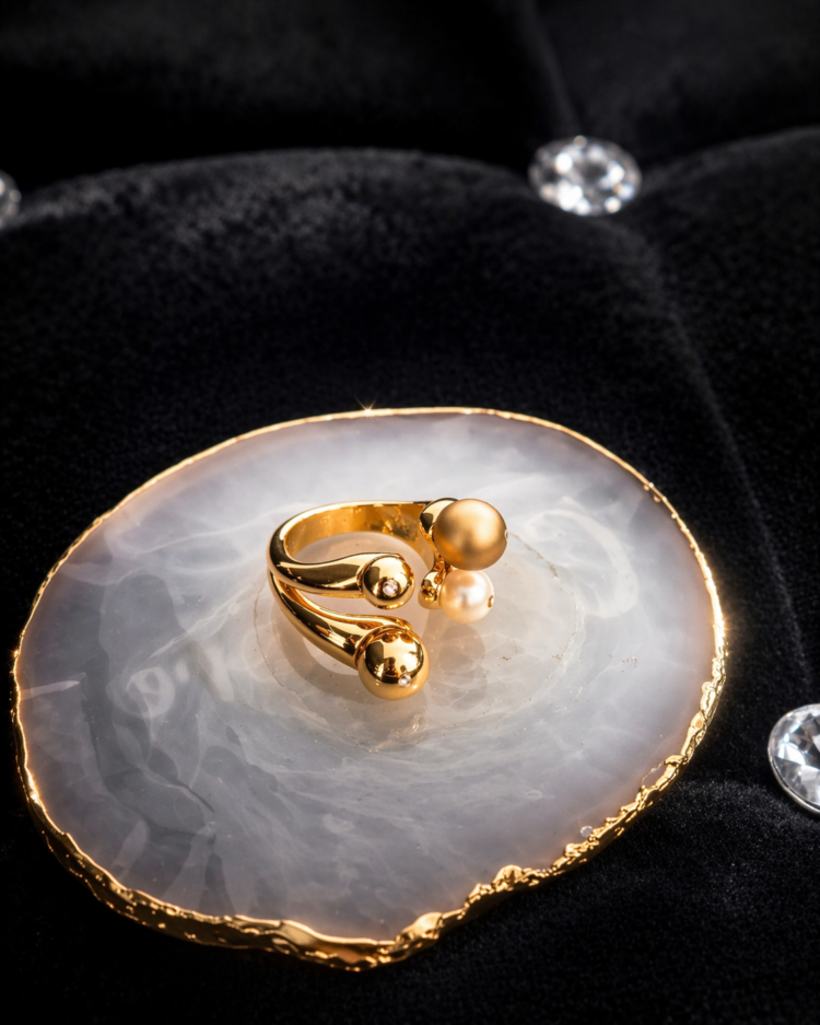 Decorated ring with satin pearls Gold