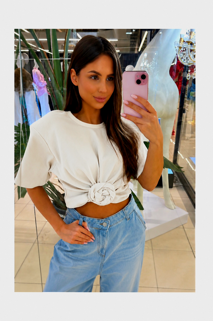 T-shirt with a decorative rose Cream - Image 6